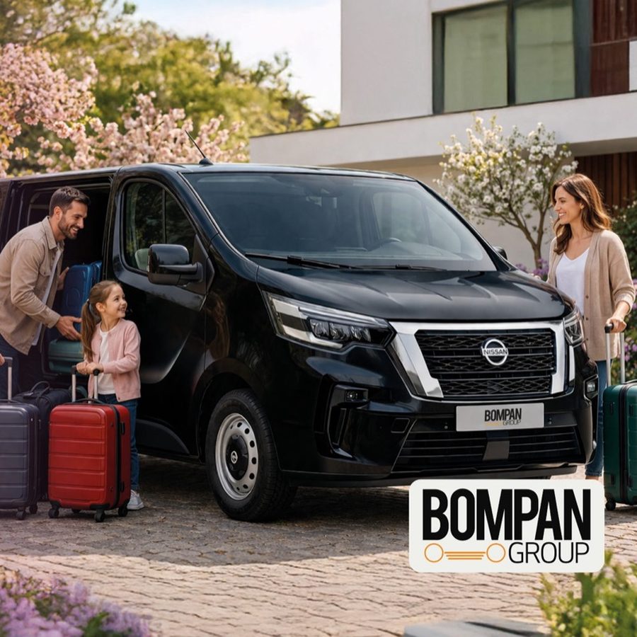 Famiglia con valigie davanti al pulmino